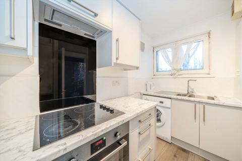 Studio to rent, Deeley Road, London SW8