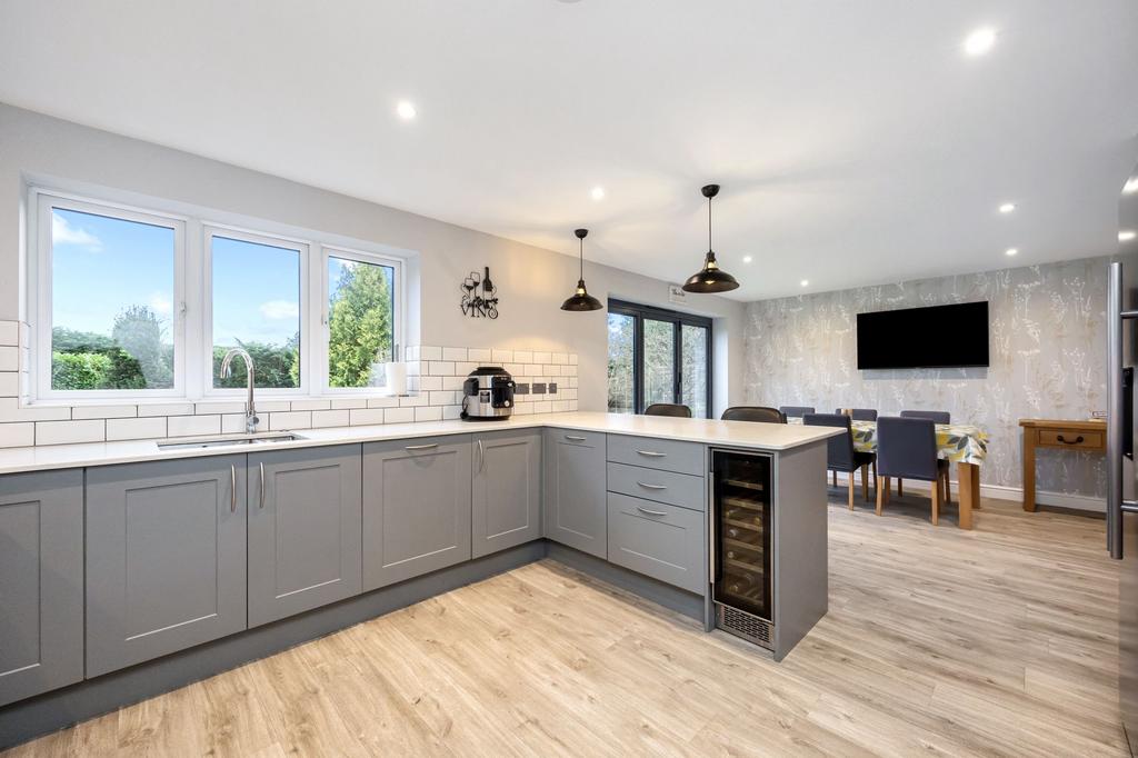 Kitchen / Dining Area