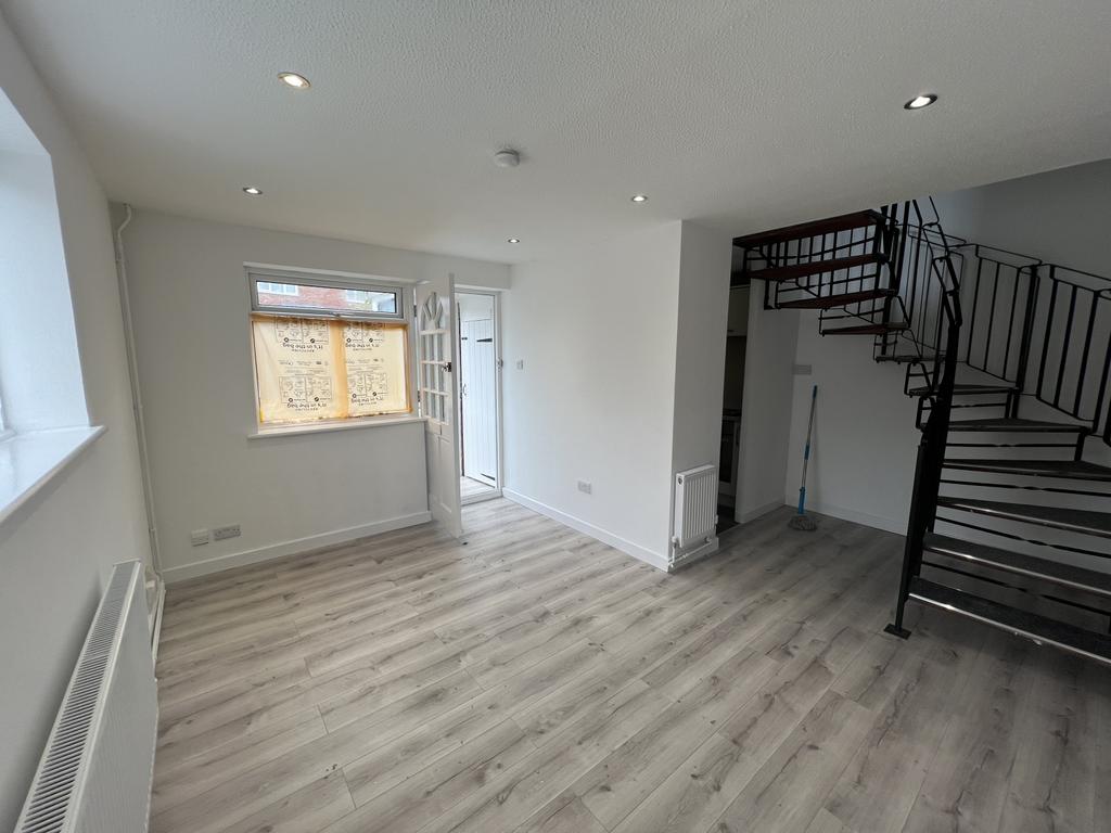 AVAILABLE NOW – One-Bedroom Maisonette