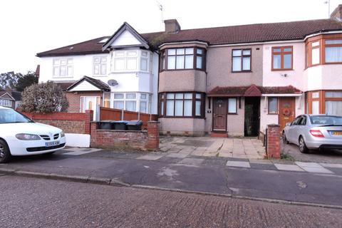 3 bedroom terraced house to rent, Boleyn Avenue, Enfield