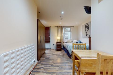 Studio to rent, Chatsworth Road