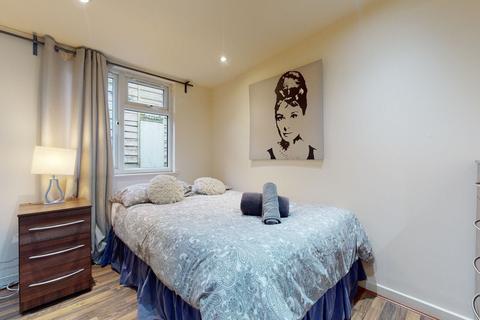 Studio to rent, Chatsworth Road