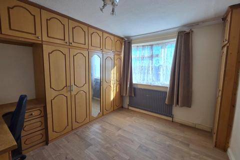 3 bedroom semi-detached house to rent, Bellamy Drive, Stanmore