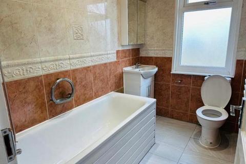 4 bedroom terraced house to rent, St. Awdrys Road, Barking IG11