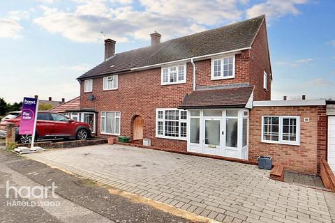 4 bedroom semi-detached house for sale, Daventry Road, Romford