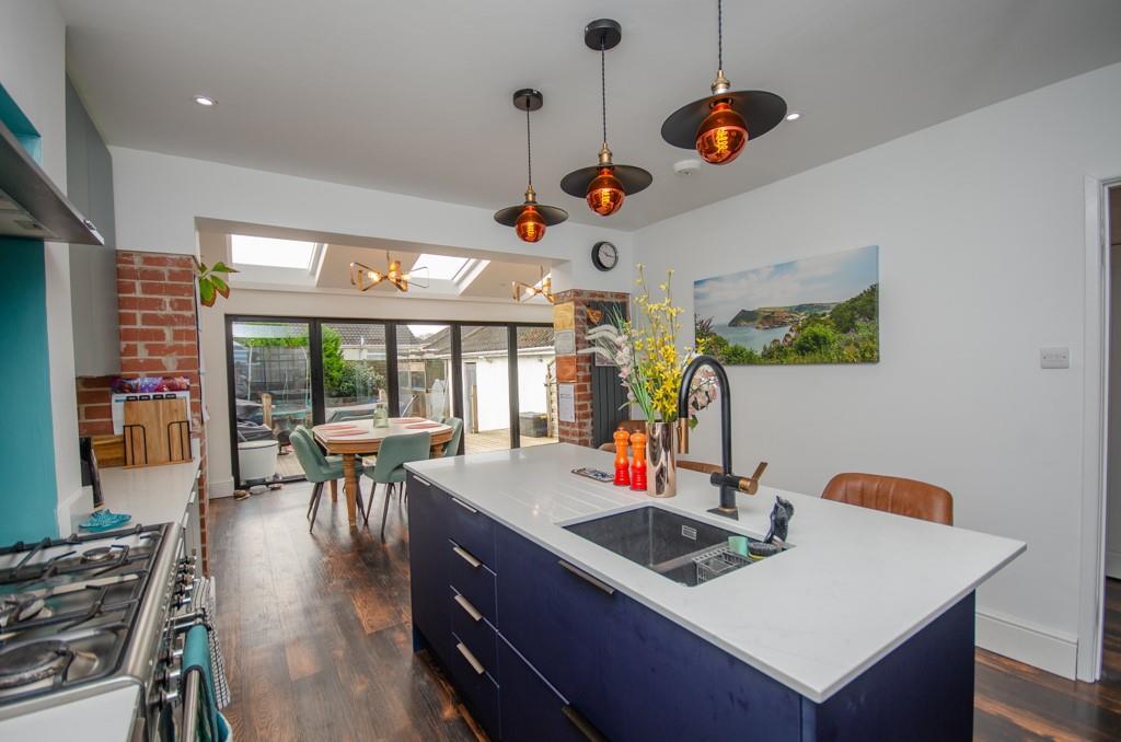 Kitchen pic 2.jpg
