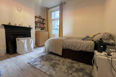 4 bedroom ground floor flat to rent, Latchmere Road, Clapham Junction, SW11