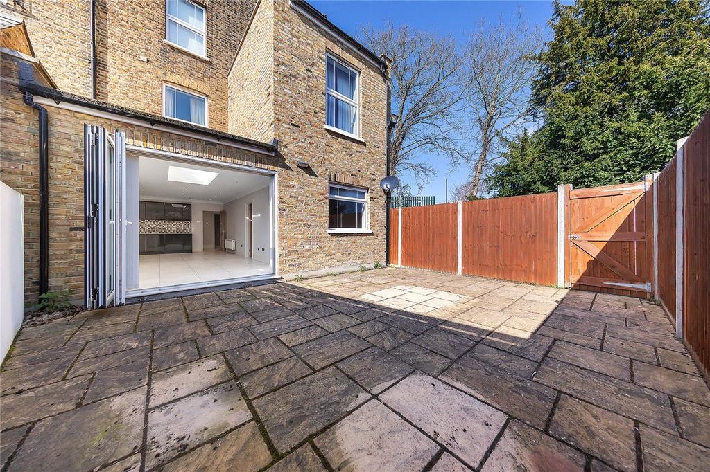 3 bedroom flat for Sale in Brentford