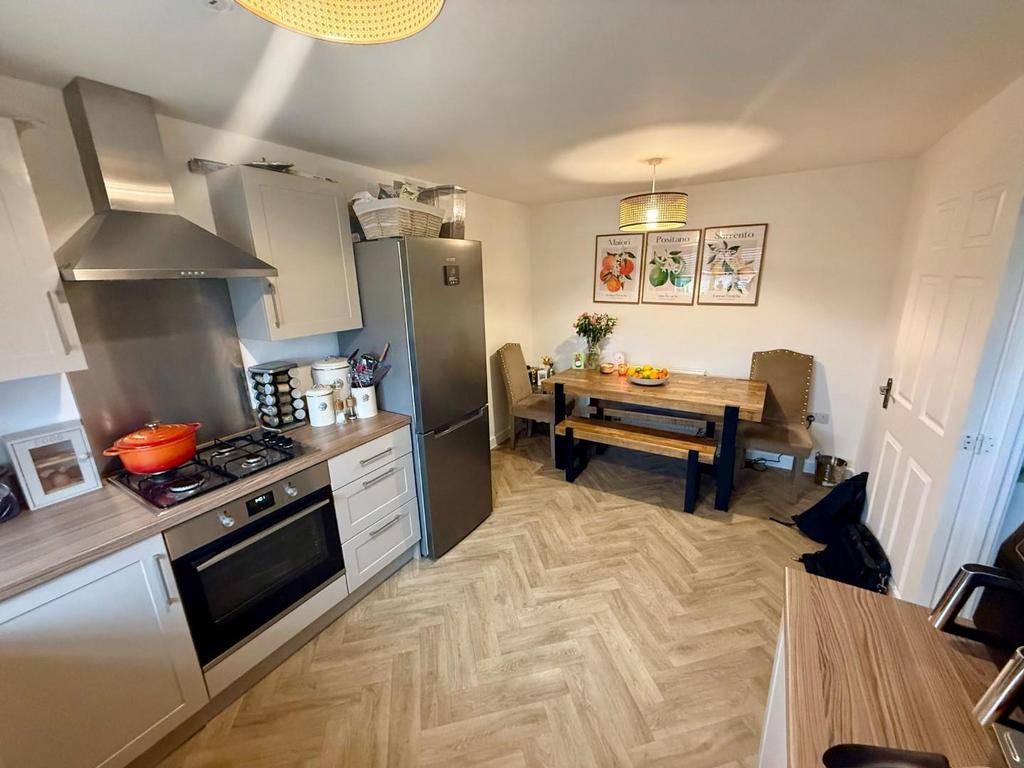 Kitchen 2.jpg