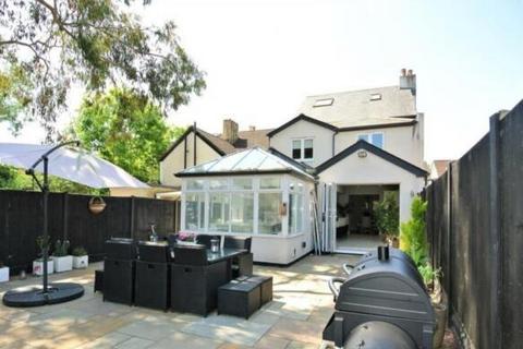 5 bedroom detached house to rent, Alexandra Road, Addlestone KT15