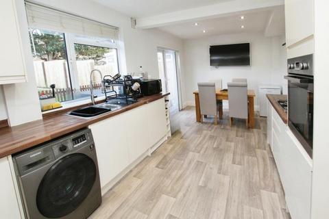 3 bedroom semi-detached house to rent, Streamside, Bristol BS16