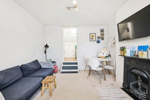 1 bedroom flat for sale, Gilbey Road, London SW17