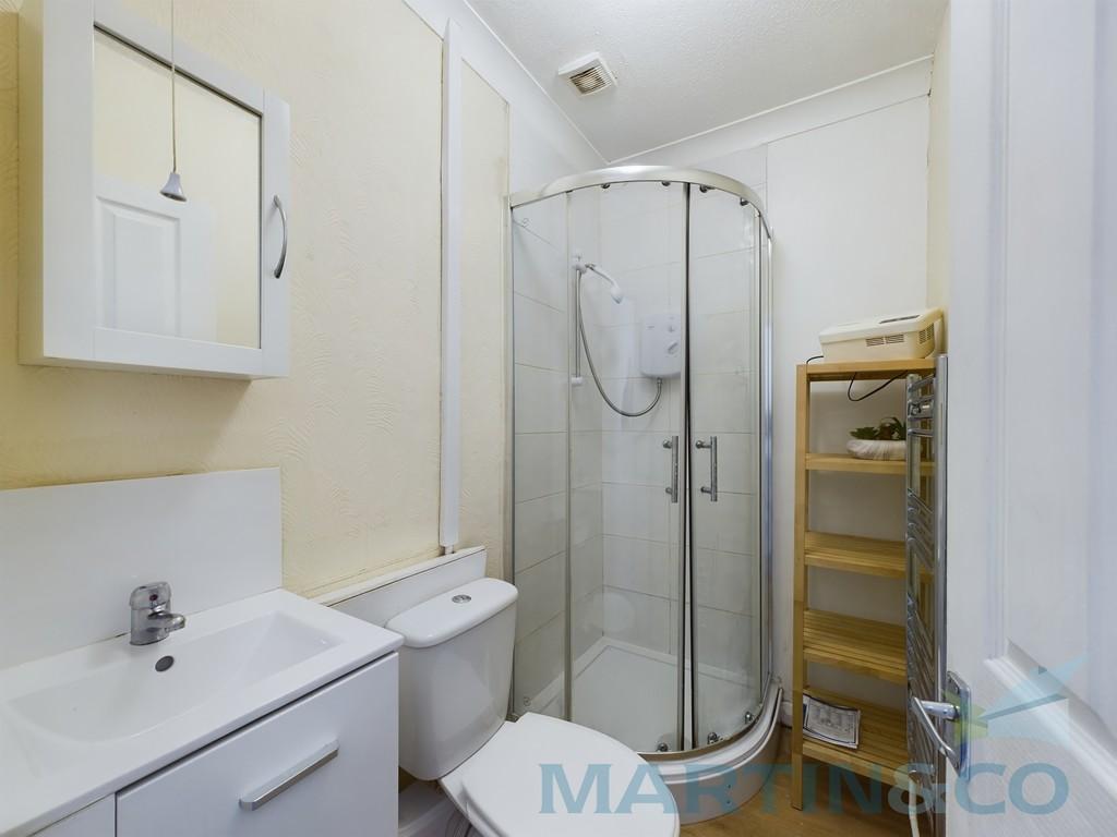 En suite bedroom 3