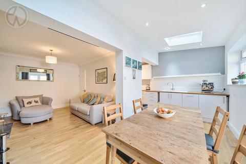 142 Runnymede, London, SW19 2RG