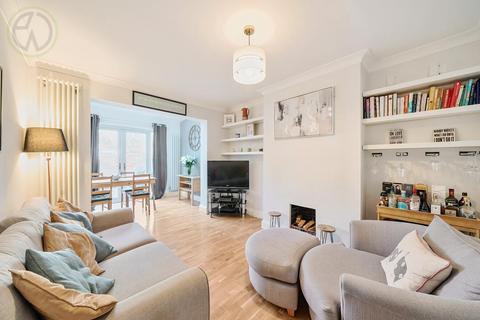 142 Runnymede, London, SW19 2RG