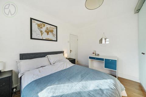 142 Runnymede, London, SW19 2RG