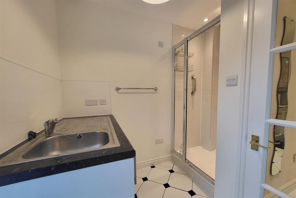 Utility/shower room