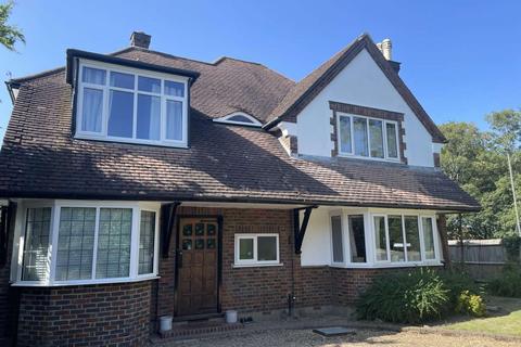 4 bedroom detached house to rent, Hinchley Way, Esher KT10