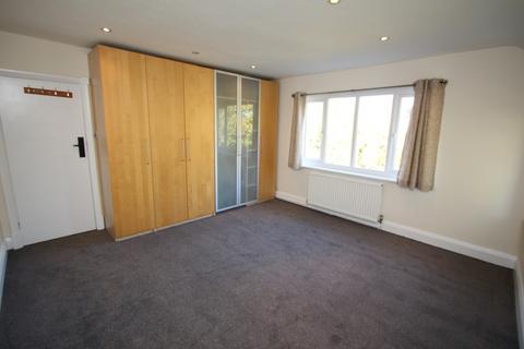 4 bedroom detached house to rent, Hinchley Way, Esher KT10