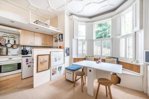 Studio to rent, Airlie Gardens, Kensington, London, W8