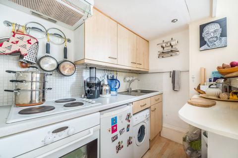 Studio to rent, Airlie Gardens, Kensington, London, W8