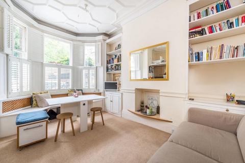 Studio to rent, Airlie Gardens, Kensington, London, W8