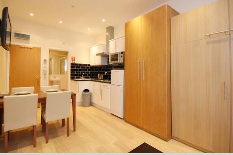 Studio to rent, Arundel Gardens, Notting Hill, London, W11