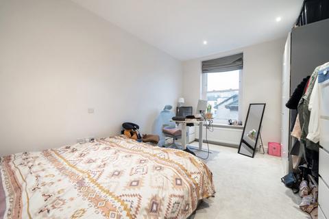 2 bedroom apartment for sale, Askew Road, London