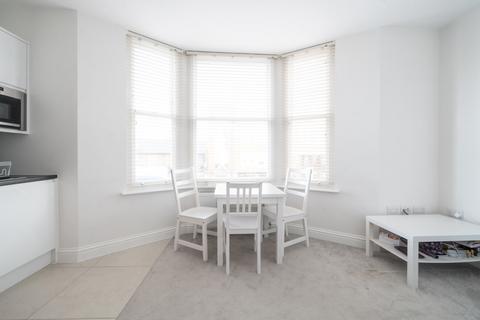 2 bedroom apartment for sale, Askew Road, London