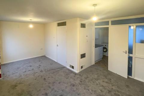 3 bedroom flat to rent, Hazeldene Drive, Pinner, HA5