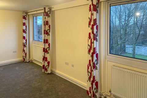 3 bedroom flat to rent, Hazeldene Drive, Pinner, HA5