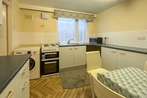 3 bedroom flat to rent, Hazeldene Drive, Pinner, HA5