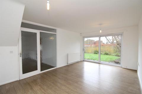 3 bedroom detached house to rent, Ashburnham Close, Bletchley