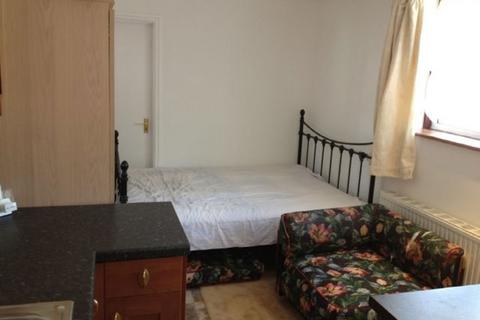 Studio to rent, Northwick Avenue, Harrow HA3