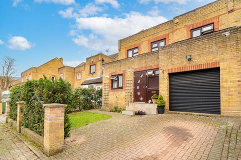 4 bedroom semi-detached house for sale, Wintergreen Close, Beckton