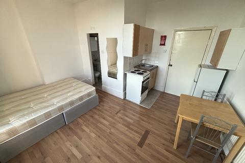 Studio to rent, Bounds Green Road N11