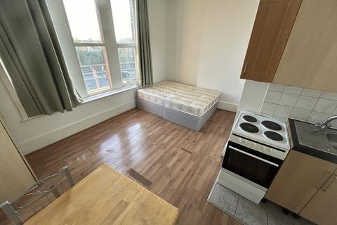 Studio to rent, Bounds Green Road N11