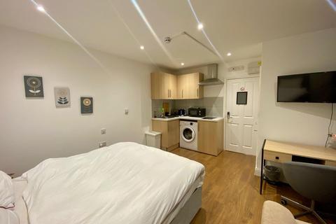 Studio to rent, London SW15