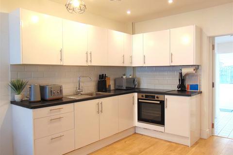 2 bedroom house to rent, Aldworth Road, London