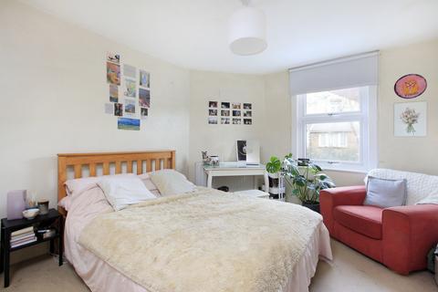 2 bedroom flat to rent, Cavendish Road, Clapham South, London