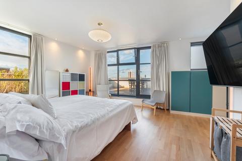2 bedroom flat for sale, Carmine Wharf, 30 Copenhagen Place, London