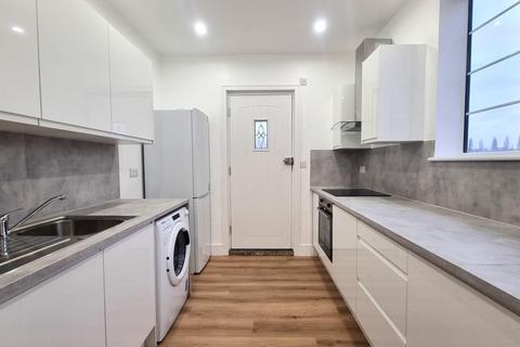 5 bedroom flat to rent, North Circular Road, London