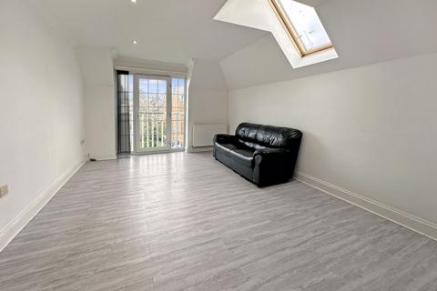 2 bedroom flat to rent, Langley Road, Slough, SL3