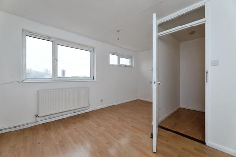 2 bedroom flat to rent, Buckingham Road