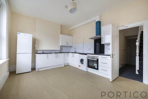 5 bedroom flat to rent, High Street North, E12