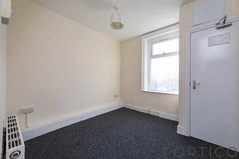 5 bedroom flat to rent, High Street North, E12