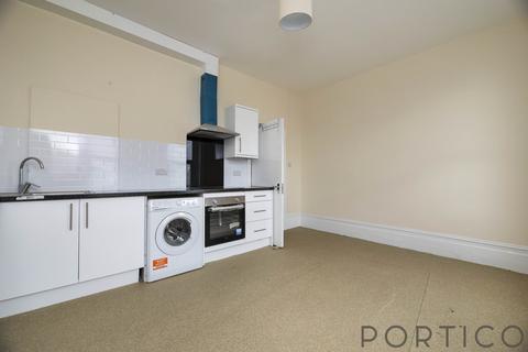 4 bedroom flat to rent, High Street North, E12