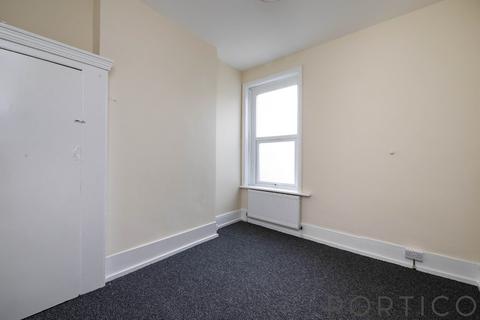 5 bedroom flat to rent, High Street North, E12