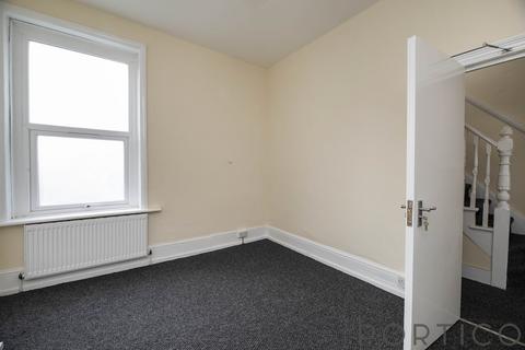 4 bedroom flat to rent, High Street North, E12