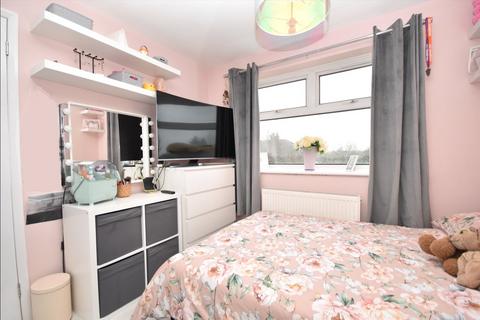 13 Harthill, Gildersome, Leeds, LS27 7EU